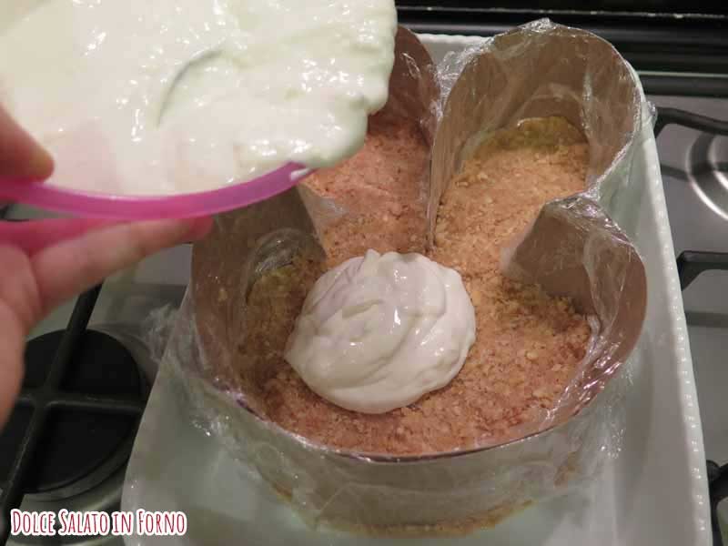 Versare composto yogurt sulla base senza burro