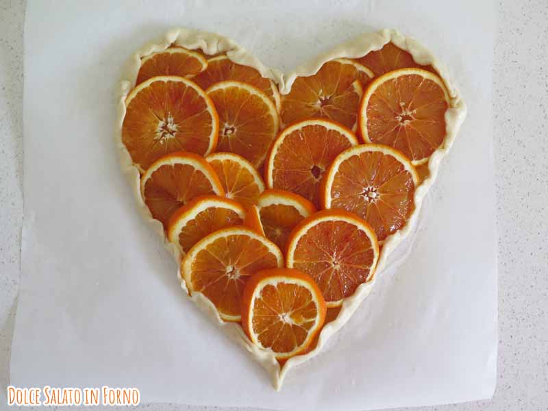 Brisé forma di cuore con fette di arancia