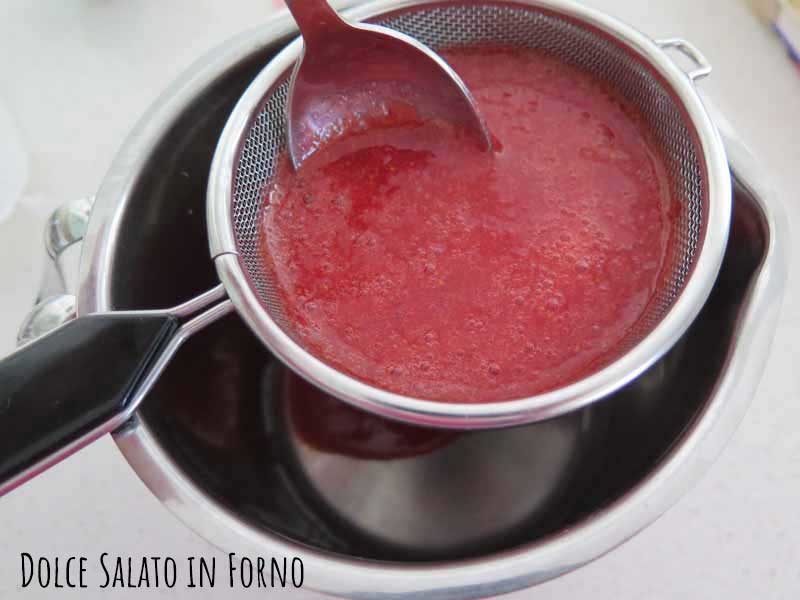 Setacciare purea fragole