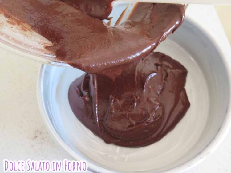 Versa impasto torta cioccolato ricotta