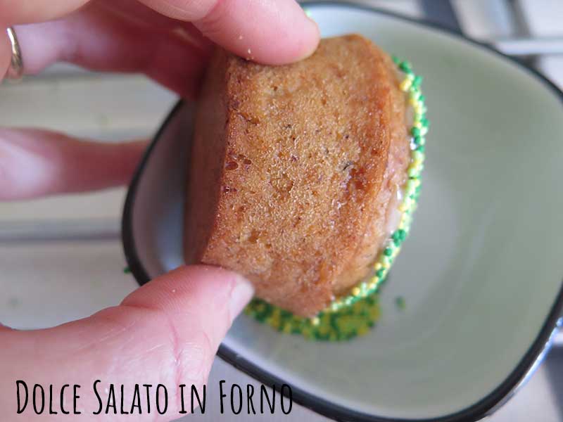 Ricoprire il muffin di zuccherini verdi