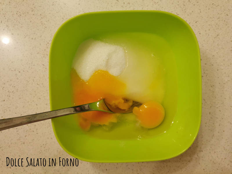 Sbattere le uova con lo zucchero