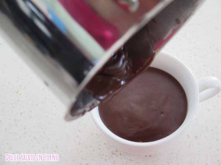 versa cioccolata in tazza calda