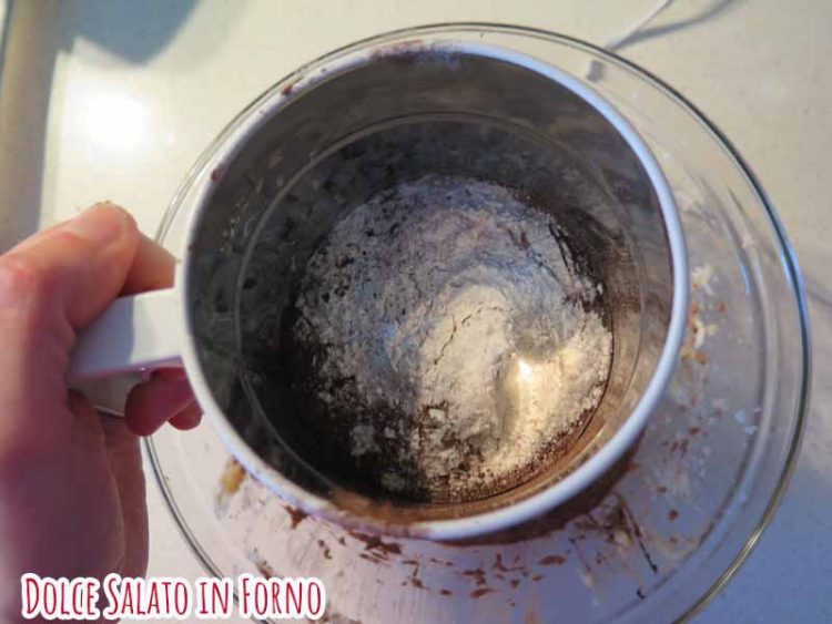 farina, cacao e lievito setacciati