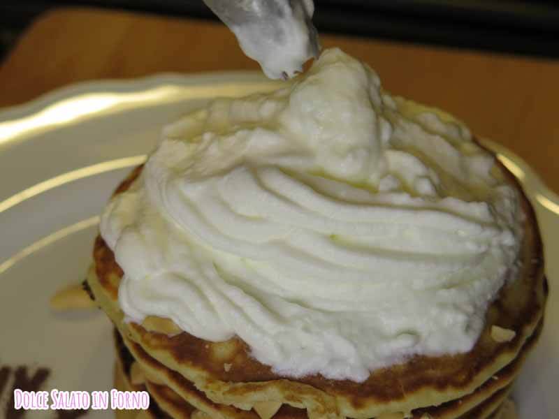 guarnisci i pancake con la panna