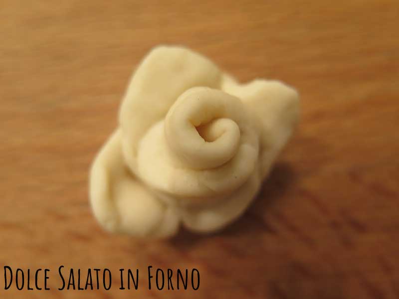 Modellare rose di pane