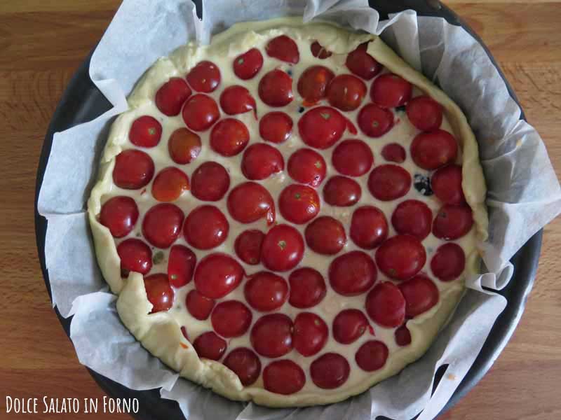 Torta salata ai pomodorini, tonno, capperi e olive