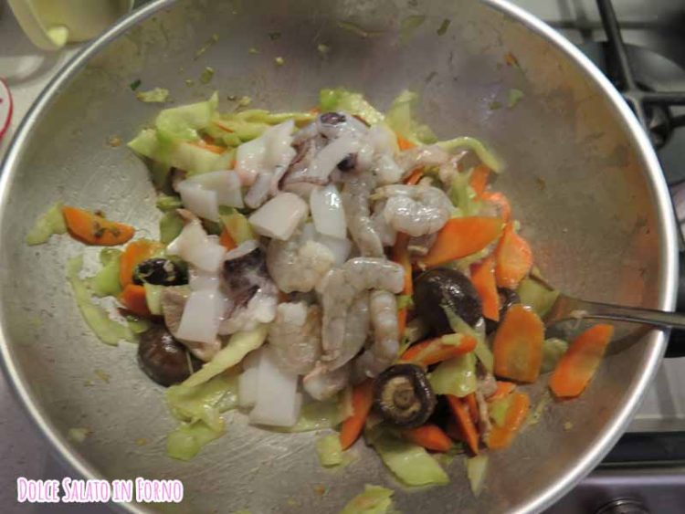 aggiungi gamberetti e calamari