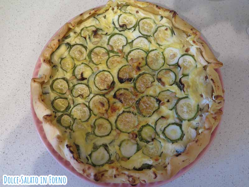 Torta salata ai pinoli, zucchine e pecorino