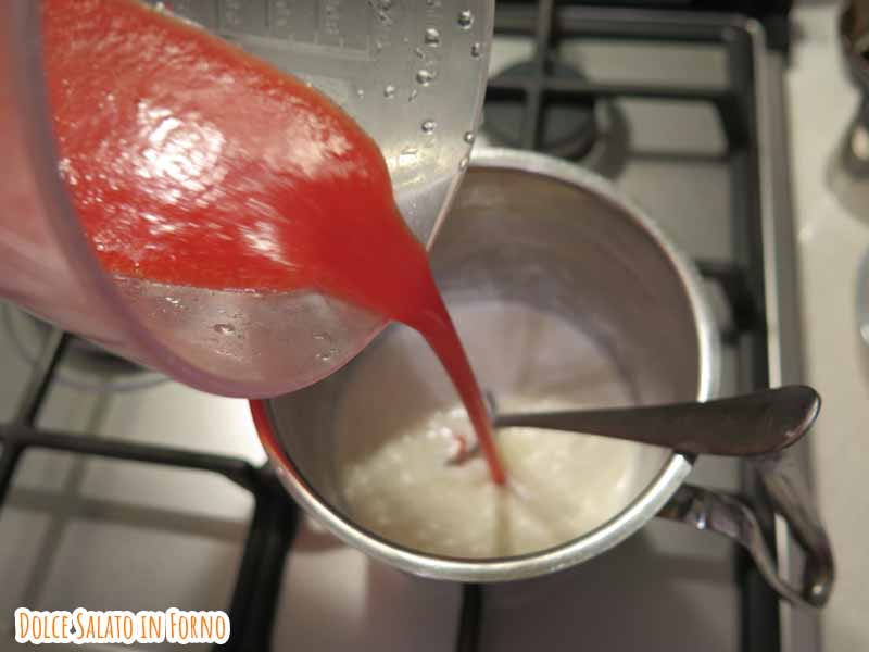 unisci purea fragole al latte e panna