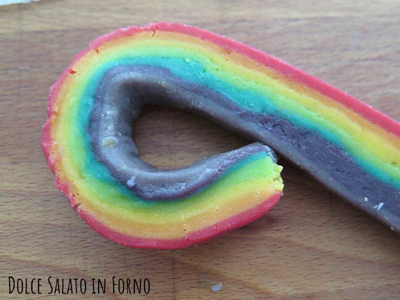 Arrotolare impasto arcobaleno