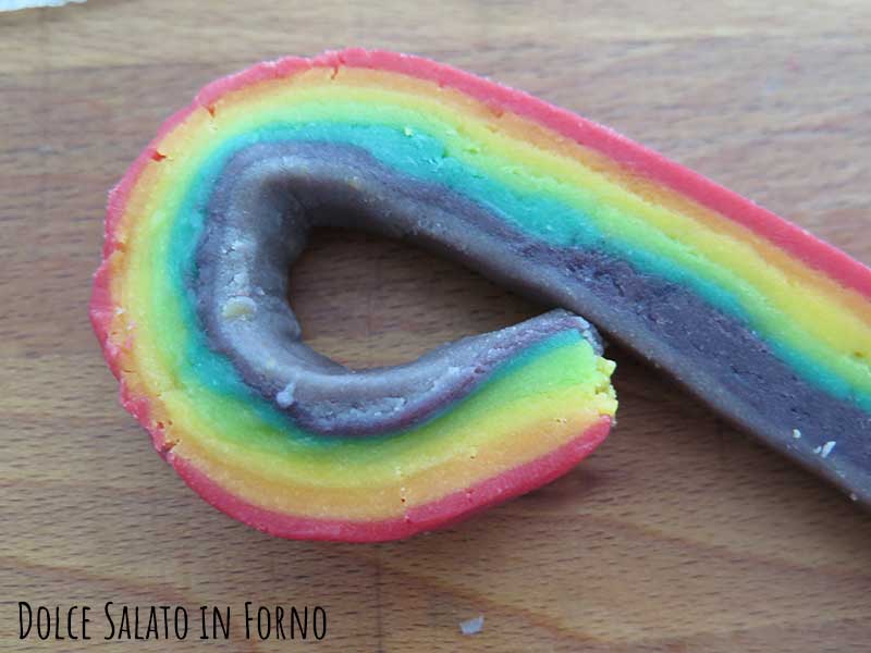 Arrotolare impasto arcobaleno