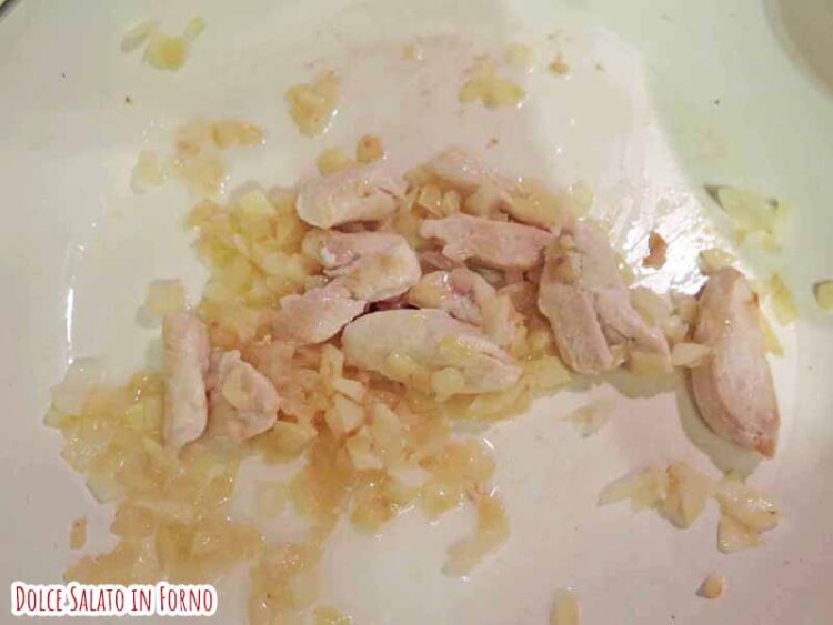 Saltare pollo e cipolla in padella