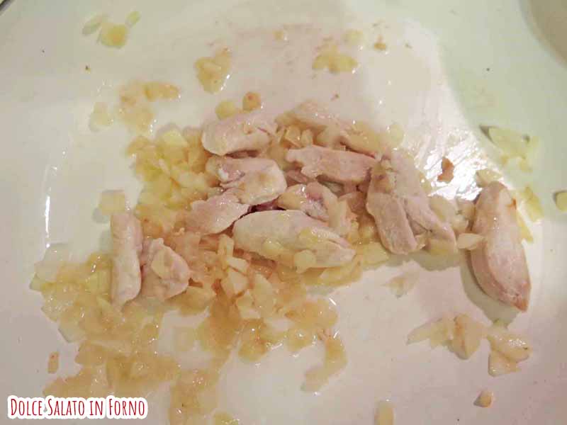 Saltare pollo e cipolla in padella