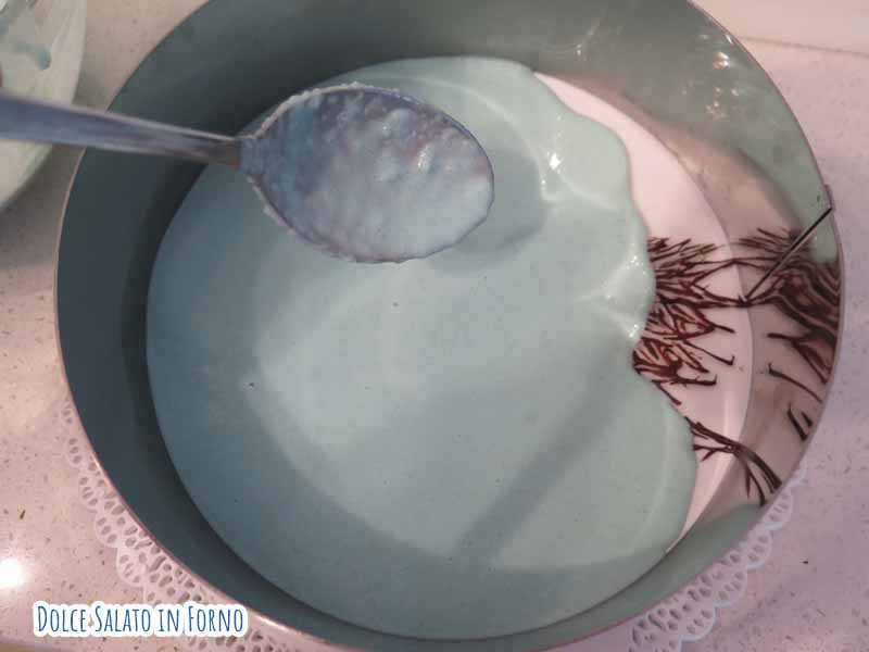 Versa panna cotta sulla decorazione