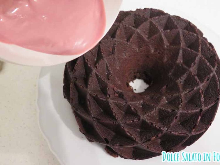 glassa ciambella con il cioccolato ruby