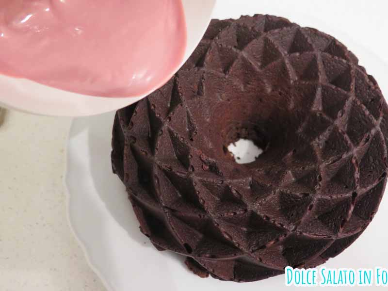 glassa ciambella con il cioccolato ruby