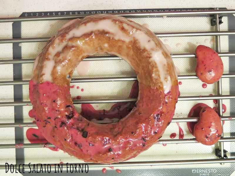 Glassare ciambella con glassa rosa chiaro