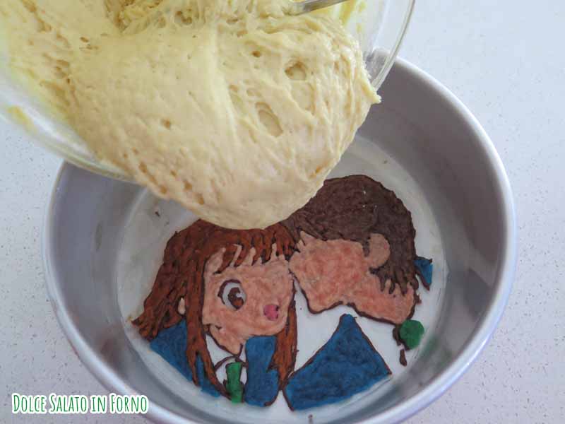 Versare impasto torta su disegno