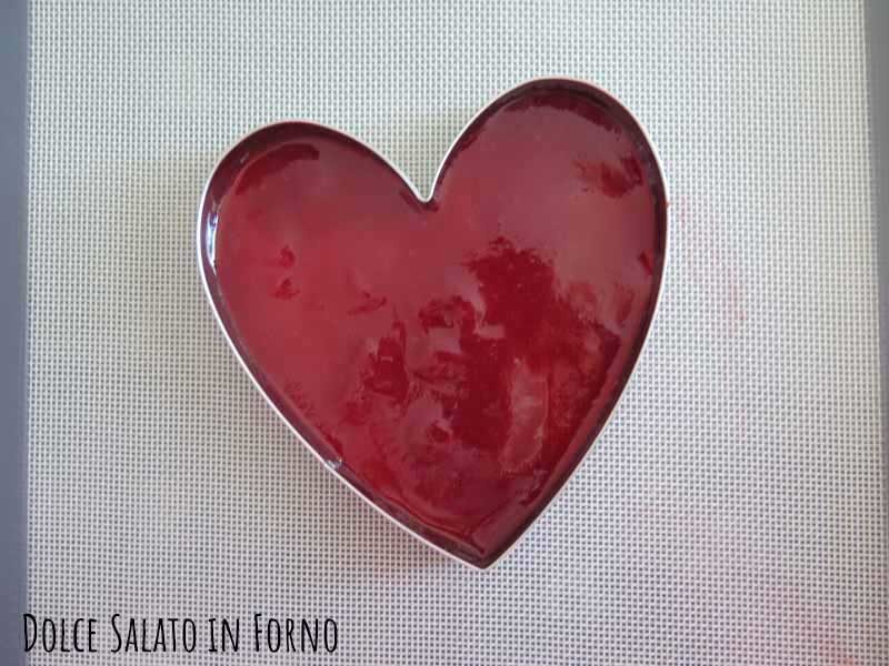 Versare gelee fragole stampo cuore