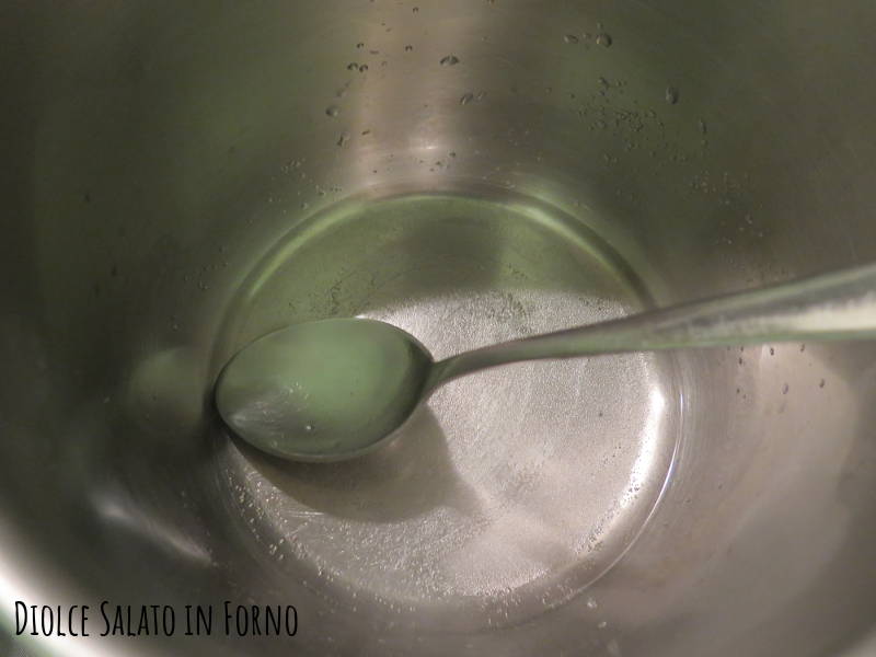 Scaldare acqua e zucchero