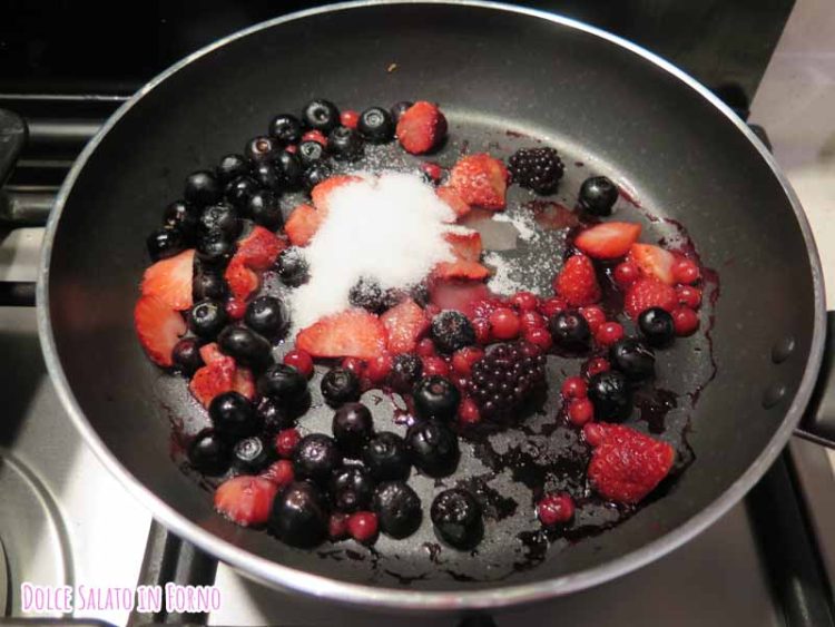 cuoci frutti di bosco con limone e zucchero