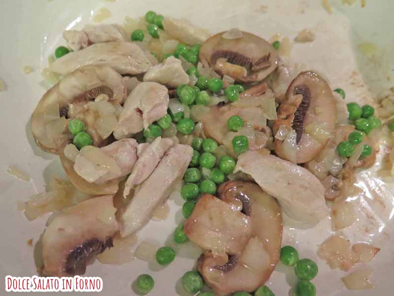 funghi, piselli, pollo e cipolla