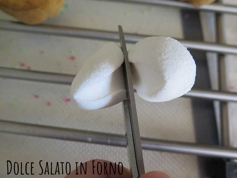 Tagliare a metà marshmallow