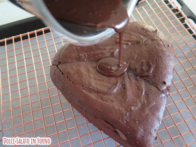 ricoprire brownie di ganache al cioccolato fondente