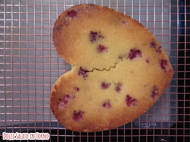 torta cioccolato bianco e lamponi a cuore