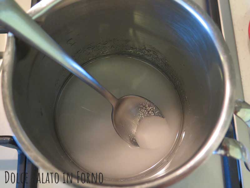 Acqua e zucchero sul fuoco