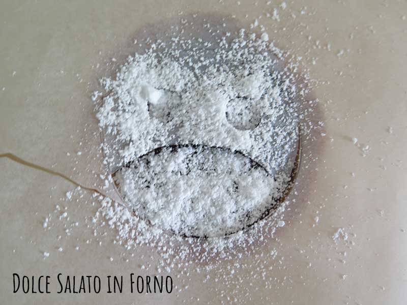 Spolverizzare crostatina con stencil Totoro
