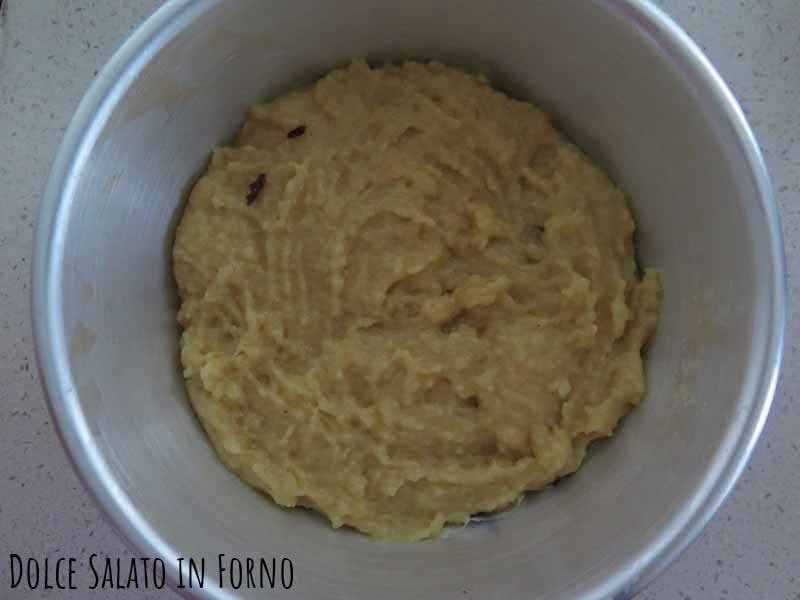 Versare composto nella tortiera