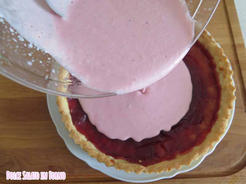 versa gelatina fragole con panna sulla crostata