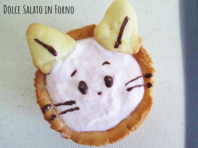 Crostatine a forma di gatto Pink con crema di ricotta e fragole