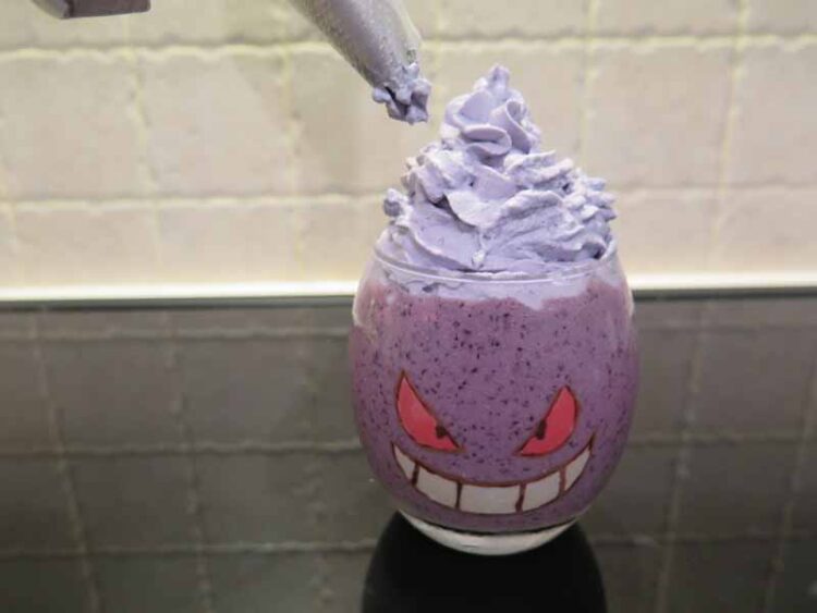 decora il bicchiere con panna