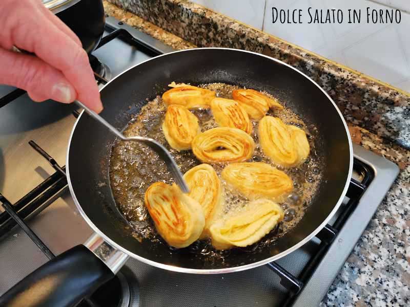 Friggere le tagliatelle dolci di carnevale