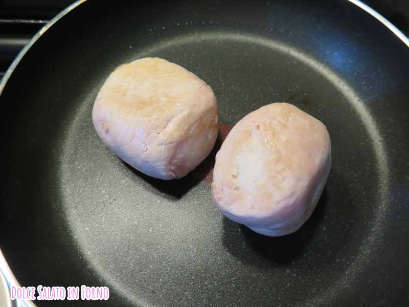 cuoci onigiri inumaki in padella