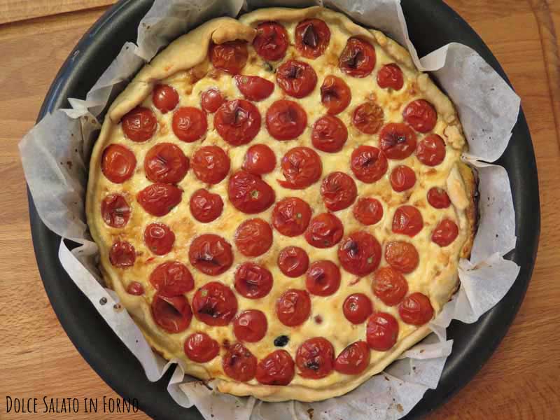 Torta salata pomodorini tonno capperi e olive nere