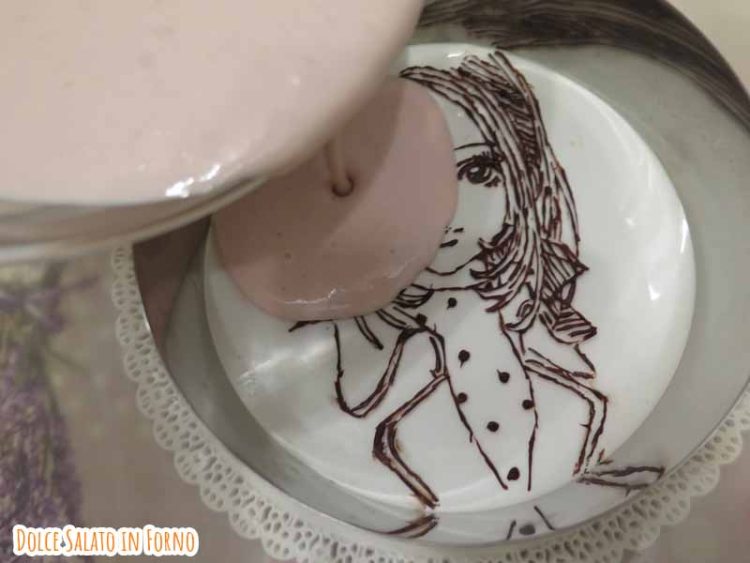 Versa panna cotta alle fragole su decorazione in cioccolato di Nana 