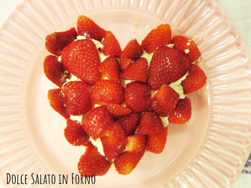 Decorare torta con fragole a pezzi