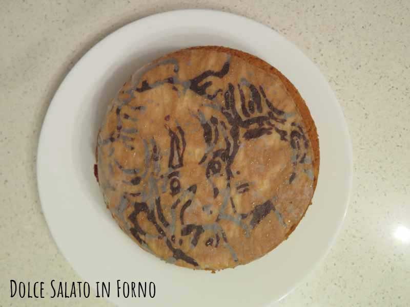 Torta prugne e mandorle di una ragazza alla moda