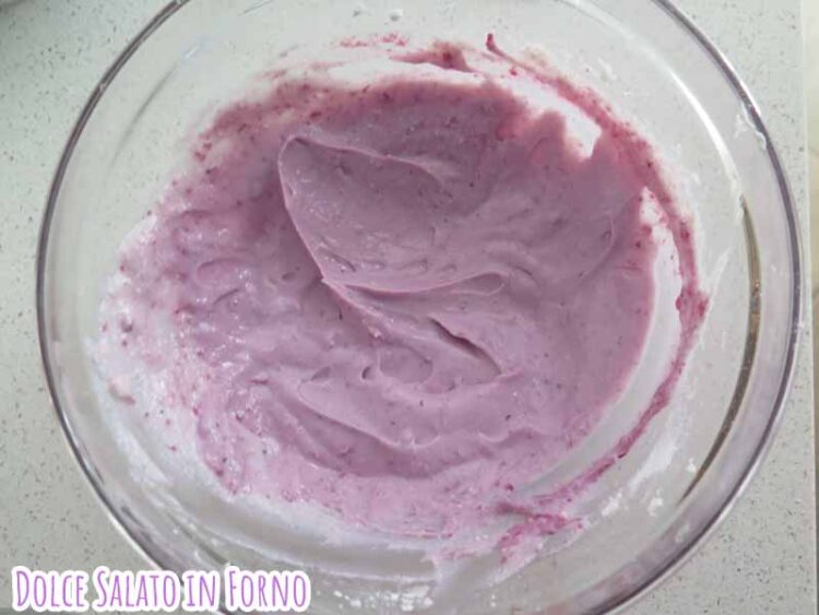 Crema di ricotta, frutti di bosco e fragole