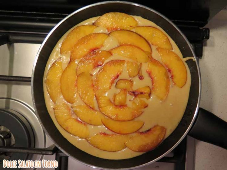 Cuoci torta pesche in padella