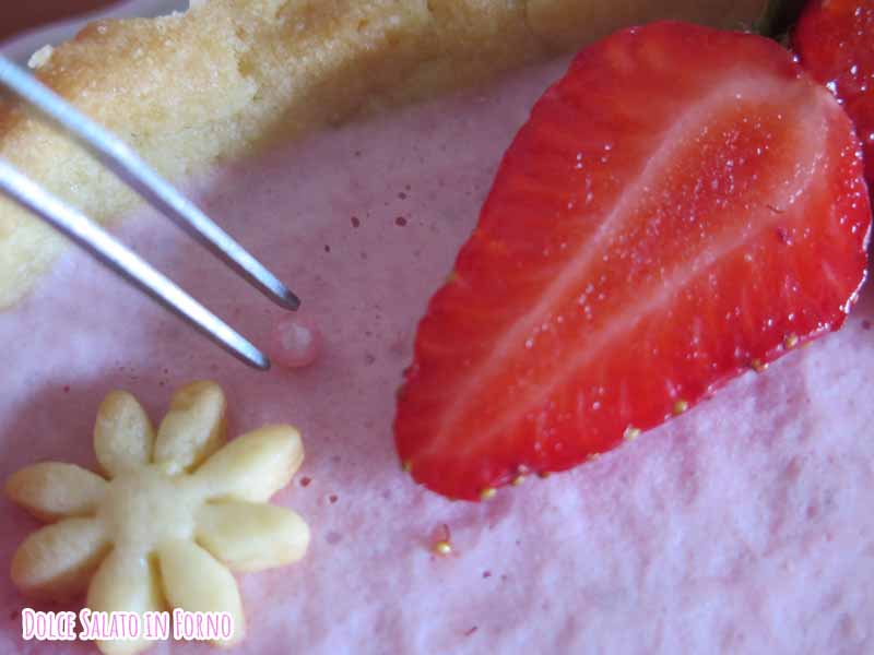 decora la crostata con perle e biscotti margherite