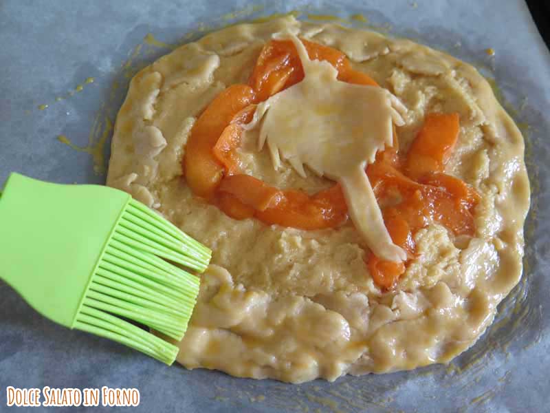 Spennellare bordi galette con uovo sbattuto