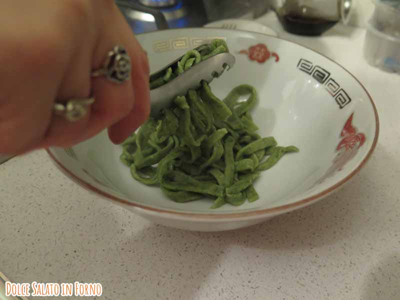 Metti tagliolini ciotola ramen