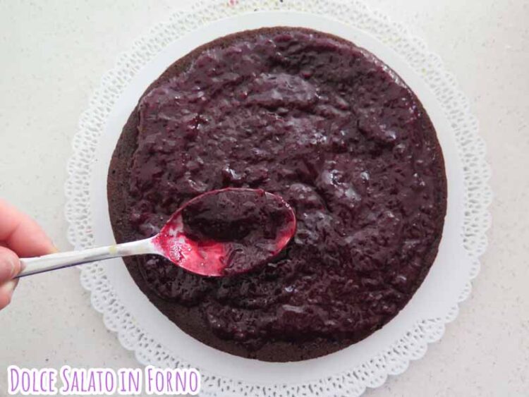 Spalma marmellata fragole e frutti di bosco