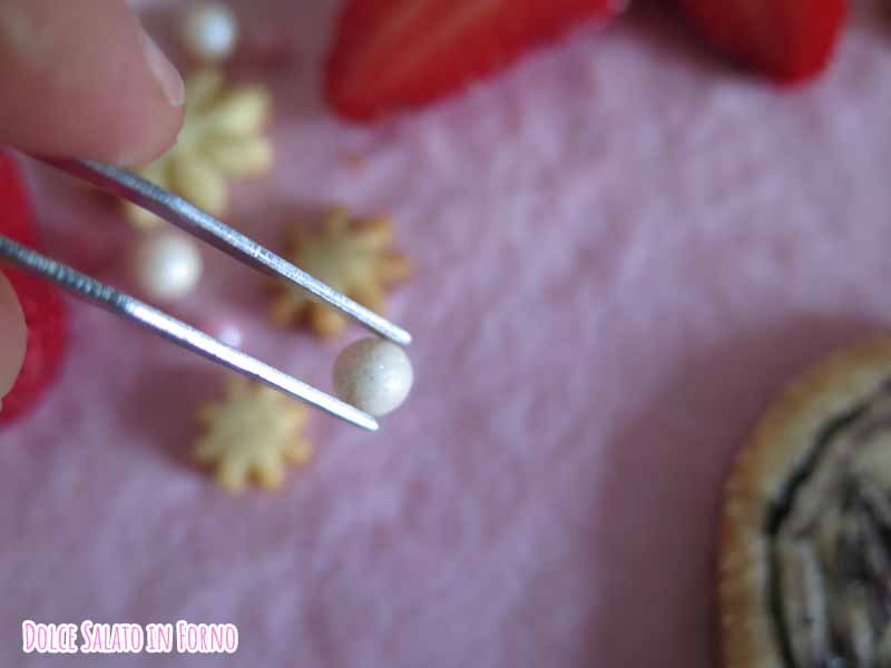 decora la crostata con perle e biscotti margherite