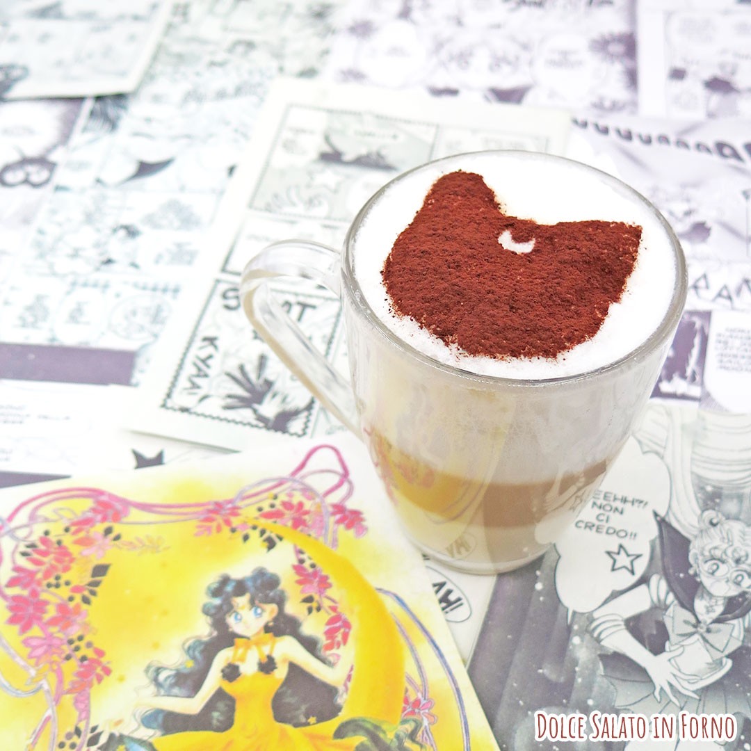 👉 POST-RICETTA DA SALVARE!

Questa settimana doppio appuntamento con il Sailor Moon Cafè! 

Oggi ti suggerisco un'idea per domani mattina, un buonissimo 𝗟𝗔𝗧𝗧𝗘 𝗠𝗔𝗖𝗖𝗛𝗜𝗔𝗧𝗢 decorato con 𝘂𝗻𝗮 𝘀𝗽𝗼𝗹𝘃𝗲𝗿𝗮𝘁𝗮 𝗱𝗶 𝗰𝗮𝗰𝗮𝗼 𝗮 𝗳𝗼𝗿𝗺𝗮 𝗱𝗲𝗹𝗹𝗮 𝗴𝗮𝘁𝘁𝗮 𝗟𝘂𝗻𝗮 🐱, per una colazione da vera Sailor!

𝗜𝗻𝗴𝗿𝗲𝗱𝗶𝗲𝗻𝘁𝗶:
- ☕️ 1 caffè espresso 
- 🥛 150 ml. di latte intero 
- cacao amaro in polvere

✅ Prepara un caffè espresso. 

✅ Versa il latte in un pentolino e, quando sarà caldo, inizia a montarlo con il montalatte elettrico fino a ottenere una schiuma densa.

✅ Spegni il fuoco e versa il latte in una tazza o bicchiere trasparente da 250 ml.

✅ Aggiungi il caffè, vedrai che nel bicchiere si formeranno 3 bellissimi strati! 😮

✅ Posiziona lo stencil di Luna e spolverizza con del cacao amaro. Servi subito!

👉 Ti è piaciuta la ricetta? SALVA IL POST! 😊
.
.
.
#dolcesalatoinforno #ricettemanga #sailormoon #sailormoonluna #bishoujosenshisailormoon #bishojosenshisailormoon #prettysoldiersailormoon #sailormoonfan #sailormoonfans #sailormoonlover #sailormoonlovers #moonie #moonies  #sailormoonitalia #美少女戦士セーラームーン #lattemacchiato #lattemacchiato☕️ #colazione #otakuitalia #ricetta